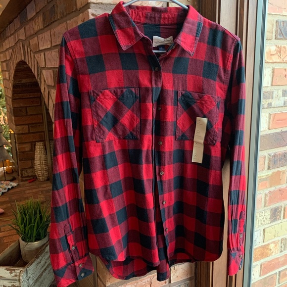 Universal Thread Tops - NWT Universal Thread plaid button down. Size M